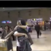 עו"ד ורדה שטיינברג נפרדת בחיבוק מהילד מ בשדה התעופה - טיסת חירום